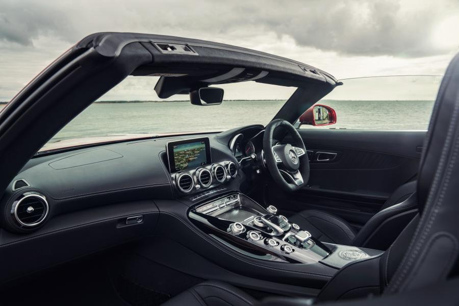 Интерьер Mercedes-AMG GT C Roadster 2017 года  (UK) (фото 32 из 40)